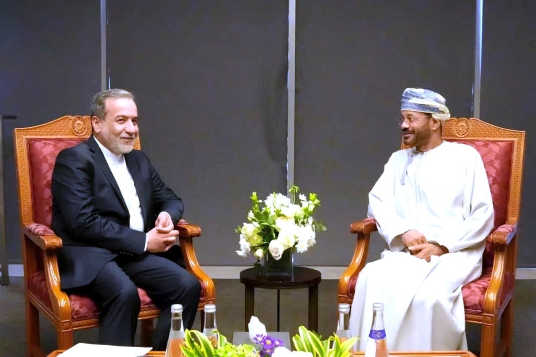 El ministro de Asuntos Exteriores iraní, Abbas Araghchi (izquierda), se reúne con su homólogo omaní, Sayyid Badr Albusaidi, antes de las negociaciones con el enviado de Estados Unidos para Oriente Medio, Steve Witkoff, en Mascate, Omán, el 12 de abril de 2025. (Ministerio de Asuntos Exteriores iraní a través de AP)
