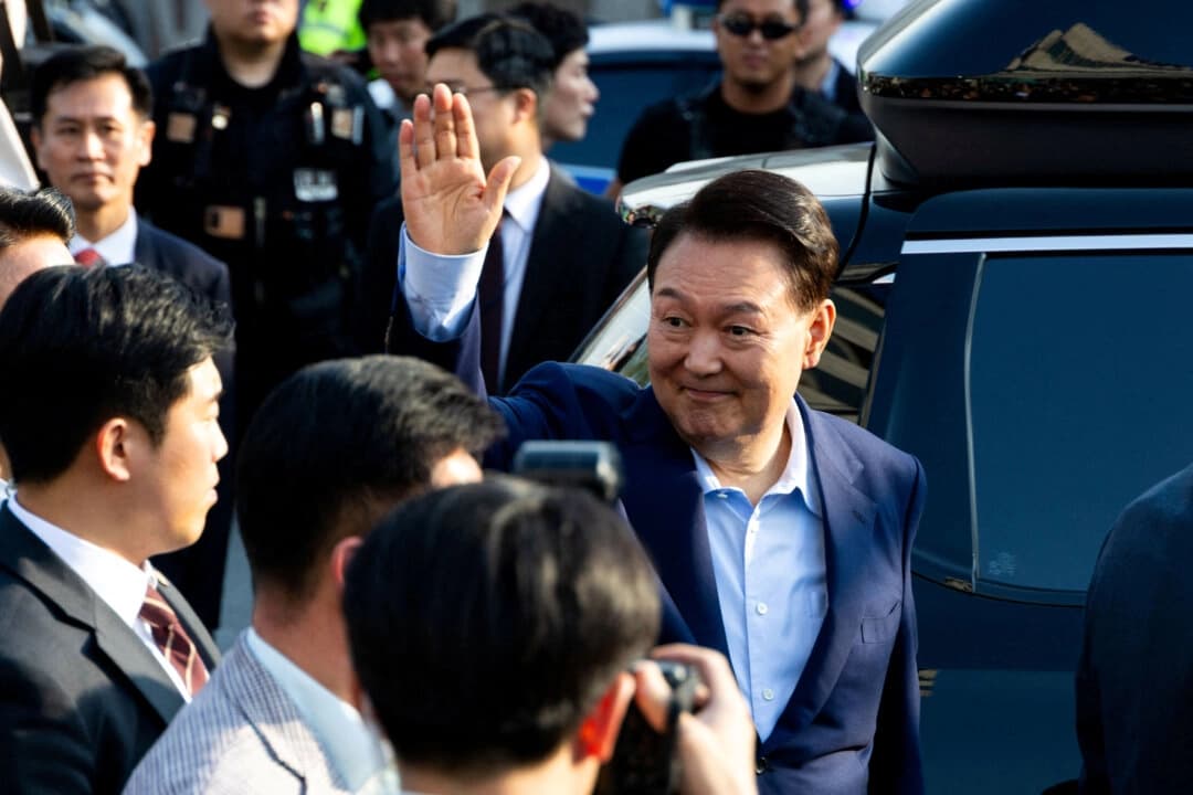 El derrocado expresidente de Corea del Sur, Yoon Suk Yeol, saluda a sus partidarios mientras sale de la residencia presidencial en Seúl, Corea del Sur, el 11 de abril de 2025. (Yonhap/vía Reuters)