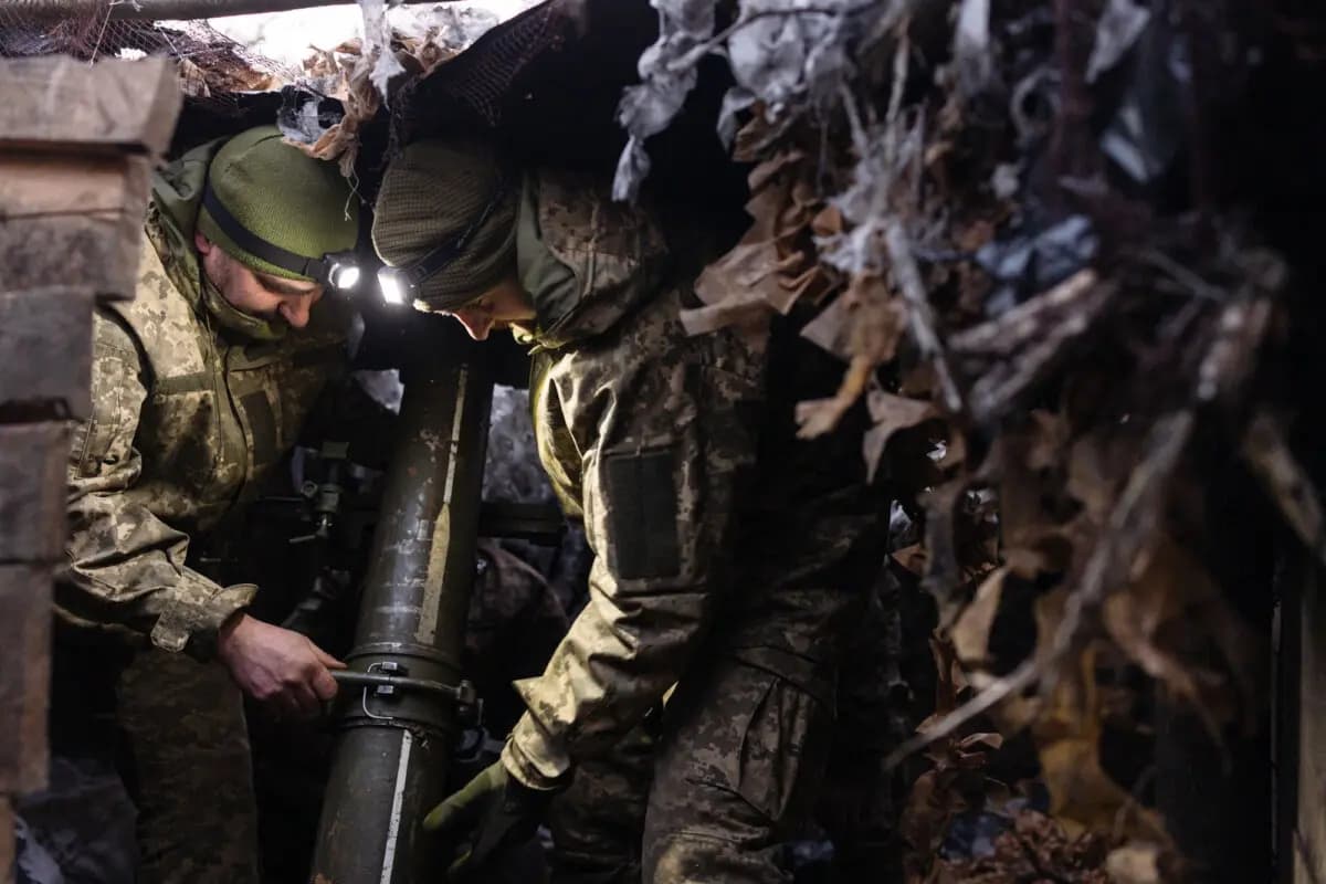 La 117.° Brigada de las Fuerzas de Defensa Territorial de Ucrania maneja un mortero de 120 mm de fabricación ucraniana hacia posiciones rusas en la región de Sumy, Ucrania, el 9 de marzo de 2025. (Diego Fedele/Getty Images)