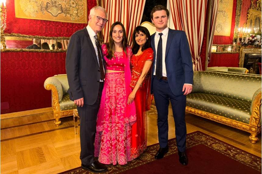 (De izquierda a derecha) Dr. Michael Groff, Karenna Groff, Dr. Joy Saini y James Santoro en 2024. (Cortesía de John Santoro vía AP).