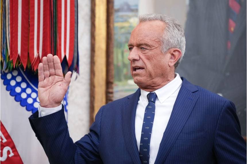 Robert F. Kennedy Jr. jura su cargo como secretario de Salud y Servicios Humanos en el Despacho Oval de Washington el 13 de febrero de 2025. (Andrew Harnik/Getty Images).