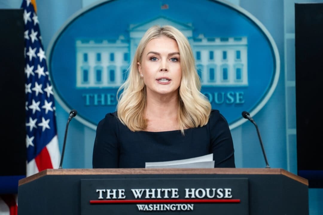 La secretaria de prensa de la Casa Blanca, Karoline Leavitt, habla durante una rueda de prensa en la Casa Blanca en Washington el 15 de abril de 2025. (Madalina Vasiliu/The Epoch Times)
