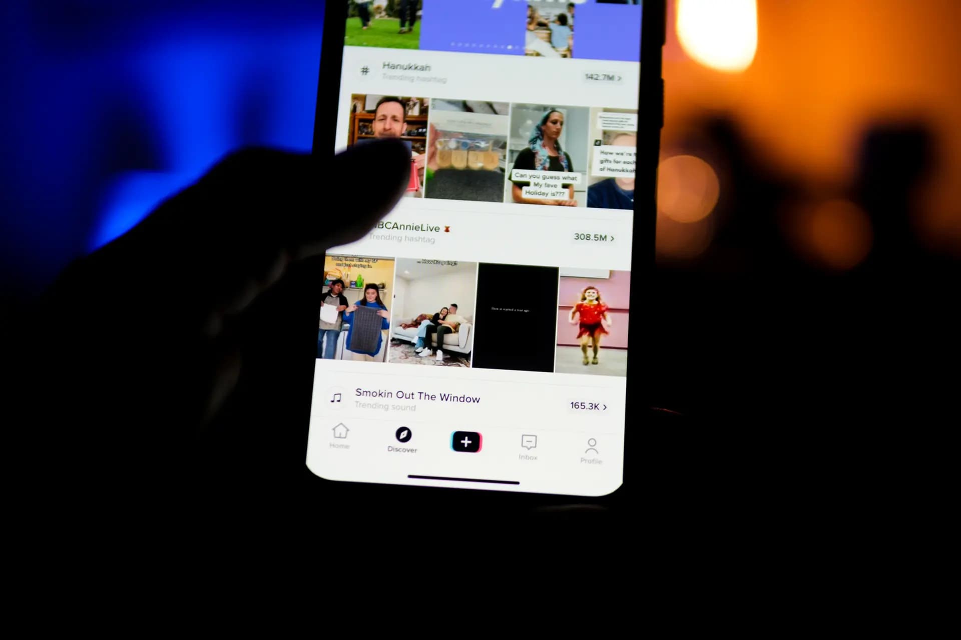 Un hombre sostiene un teléfono con la aplicación TikTok en pantalla el 11 de agosto de 2024. (Oleksii Pydsosonnii/The Epoch Times)