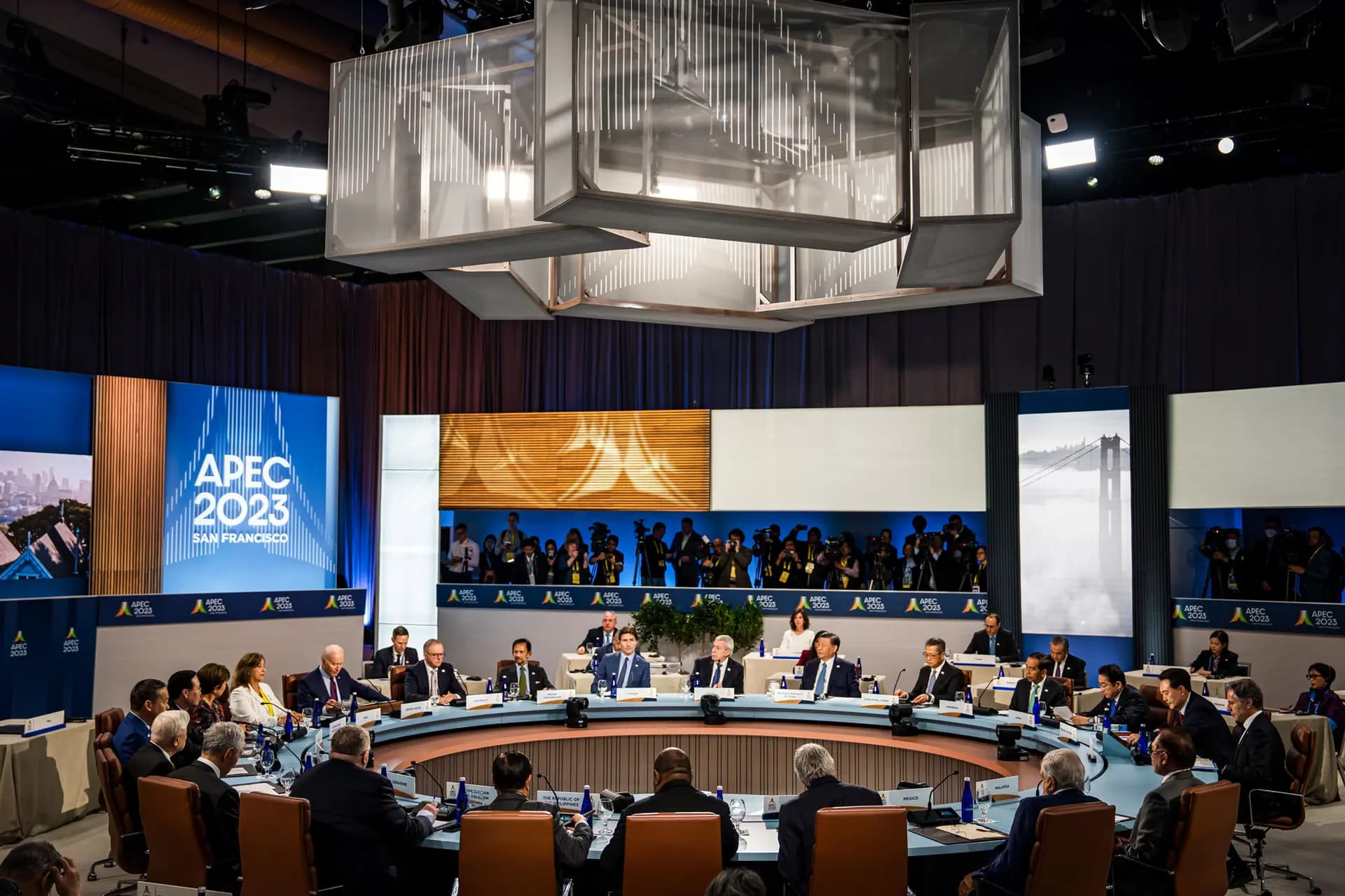 Los líderes mundiales se sientan alrededor de una mesa en la Reunión de Líderes de la APEC, celebrada durante la Semana de Líderes de la Cooperación Económica Asia-Pacífico en el Moscone Center de San Francisco el 17 de noviembre de 2023. (Kent Nishimura/Getty Images).
