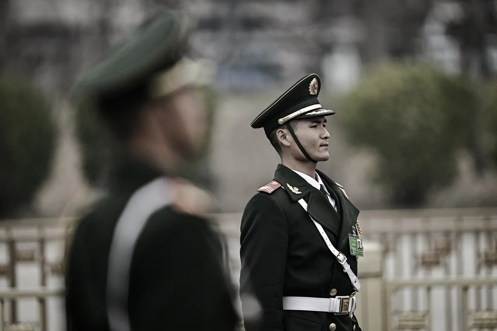 Oficiales de la policía paramilitar china montan guardia frente al Gran Salón del Pueblo en Beijing, el 11 de marzo de 2025. (Pedro Pardo/AFP vía Getty Images).