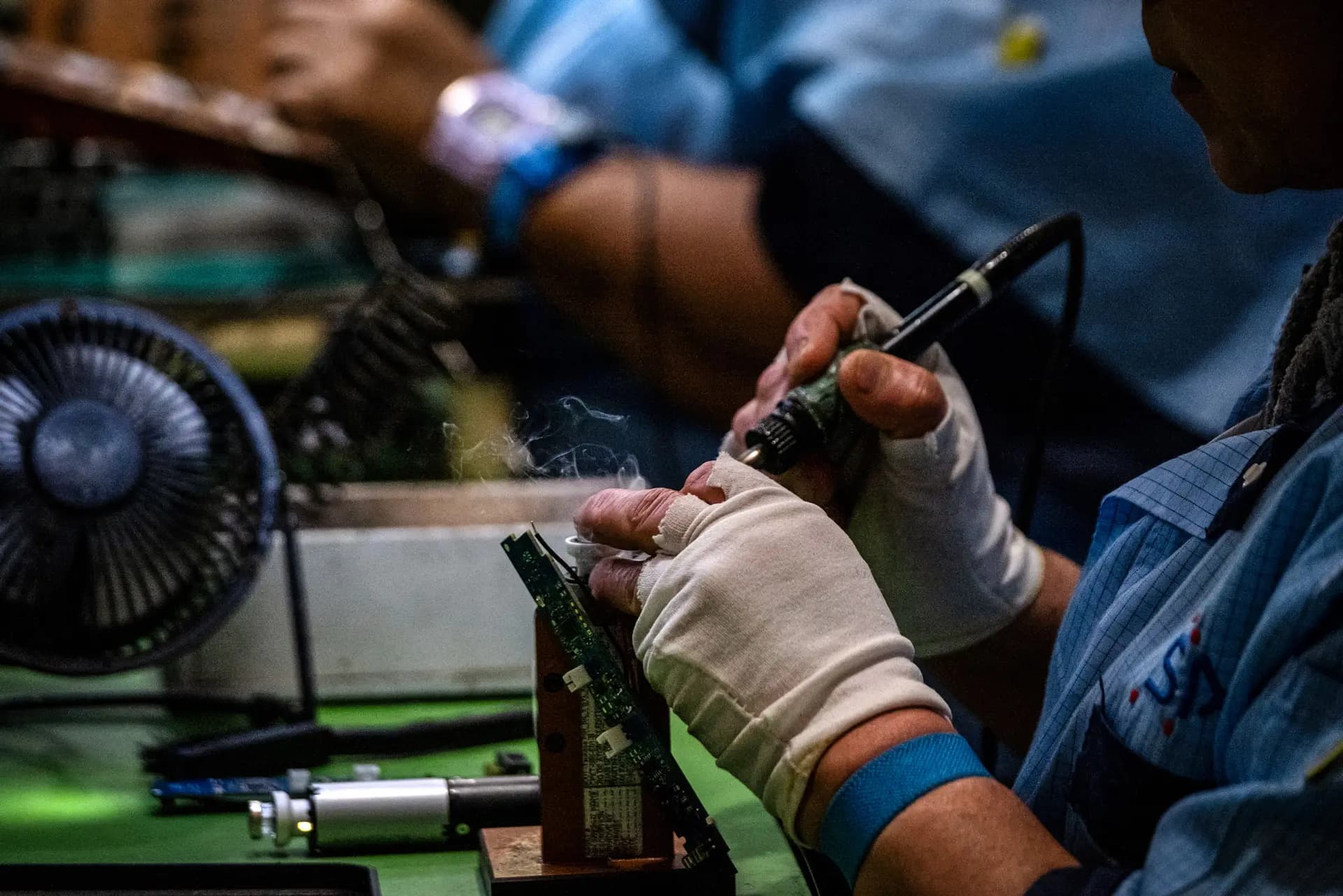 Un empleado trabaja en la fábrica SMK Electronics en Tijuana, México, el 20 de febrero de 2025. (Guillermo Arias/AFP vía Getty Images).