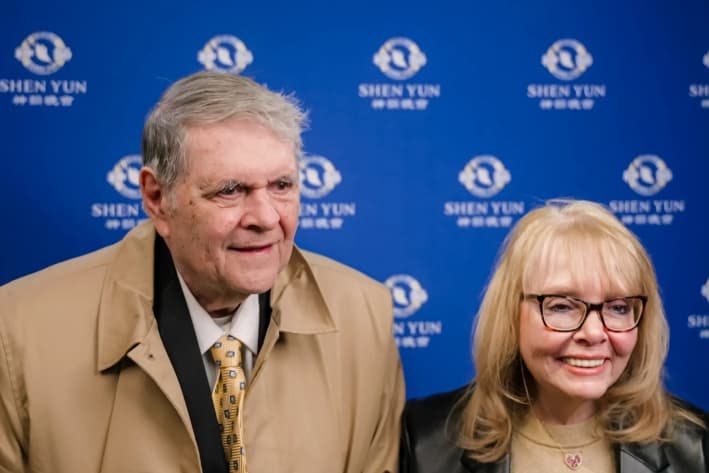 Frederick Newcomb y Cecelia Crowley disfrutaron de Shen Yun en el Teatro David H. Koch del Lincoln Center, el 2 de abril de 2025. (NTD)