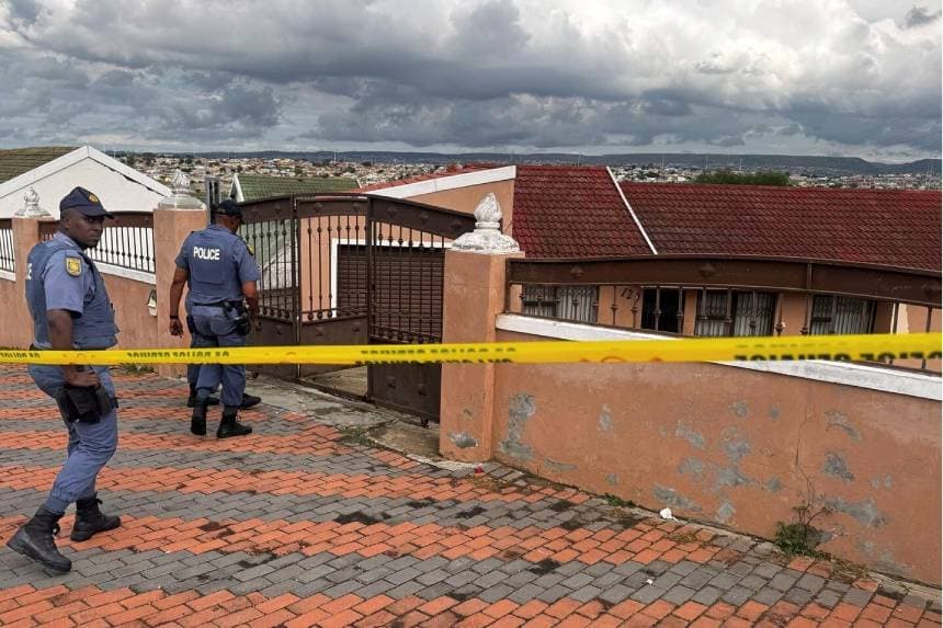 Oficiales de las fuerzas del orden sudafricanas entran por la puerta de la casa donde estaba retenido el misionero estadounidense Josh Sullivan en KwaMagxaki, Gqeberha, Sudáfrica, el 16 de abril de 2025. (Servicios Policiales de Sudáfrica a través de AP).
