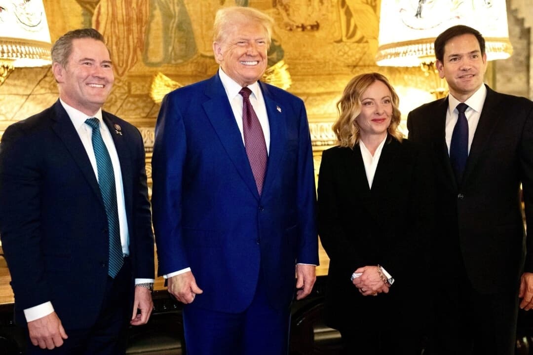La primera ministra italiana, Giorgia Meloni, se reúne con el presidente electo de EE. UU., Donald Trump, acompañada por el senador estadounidense Marco Rubio (R-Fla.) y el representante estadounidense Michael Waltz (R-Fla.) en Mar-a-Lago, en Palm Beach, Florida, el 4 de enero de 2025. (Gobierno italiano / Documento facilitado por Reuters)
