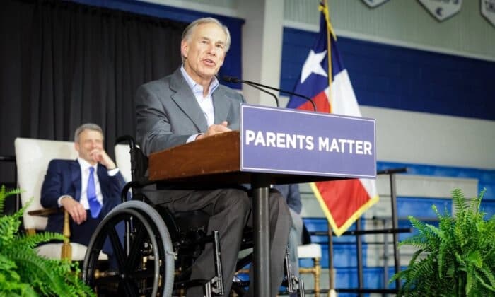 Abbott firma resolución para que solo ciudadanos estadounidenses voten en Texas
