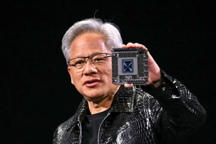 El CEO de Nvidia, Jensen Huang, pronuncia un discurso inaugural en la Feria de Electrónica de Consumo (CES) en Las Vegas, Nevada, el 6 de enero de 2025. (Patrick T. Fallon/AFP vía Getty Images)