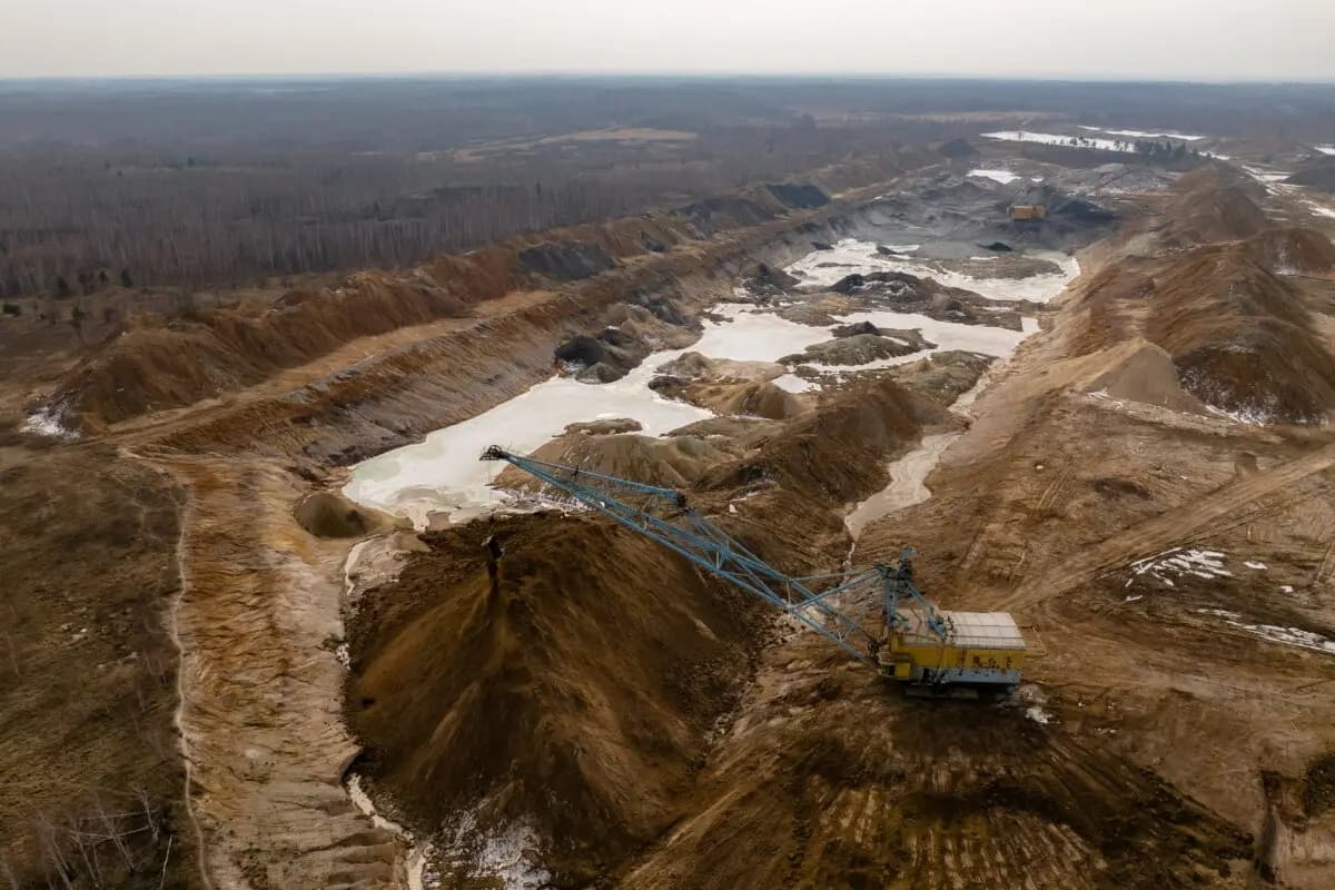 Una vista aérea muestra una excavadora de cuchara operando en una mina de titanio a cielo abierto en la región de Zhytomyr, Ucrania, el 28 de febrero de 2025. (Roman Pilipey/AFP vía Getty Images)