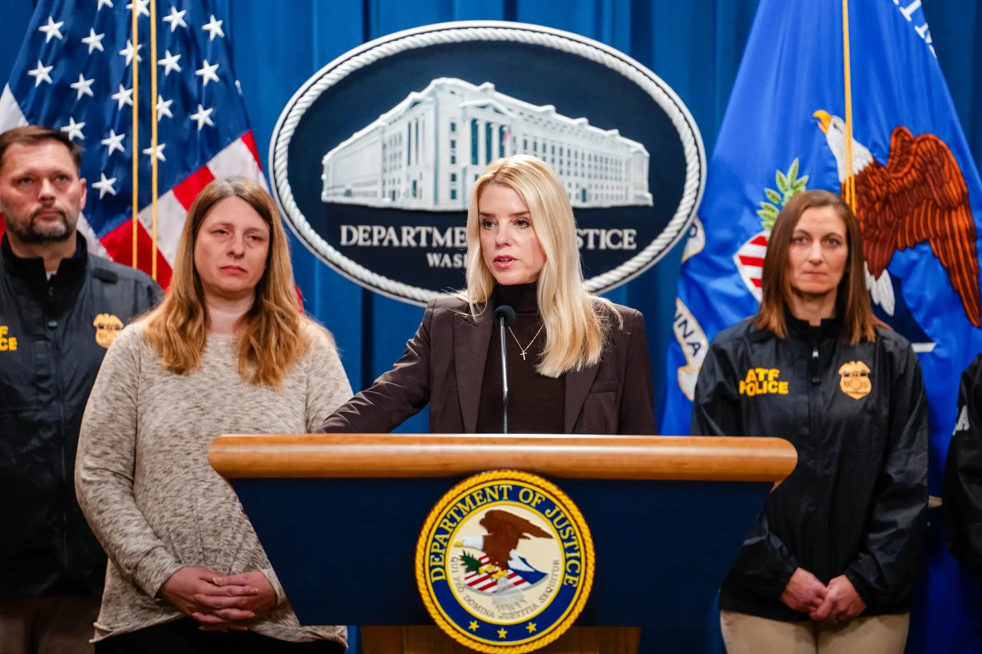 La fiscal general Pam Bondi habla durante una rueda de prensa en el Departamento de Justicia en Washington el 12 de febrero de 2025. (Madalina Vasiliu/The Epoch Times).