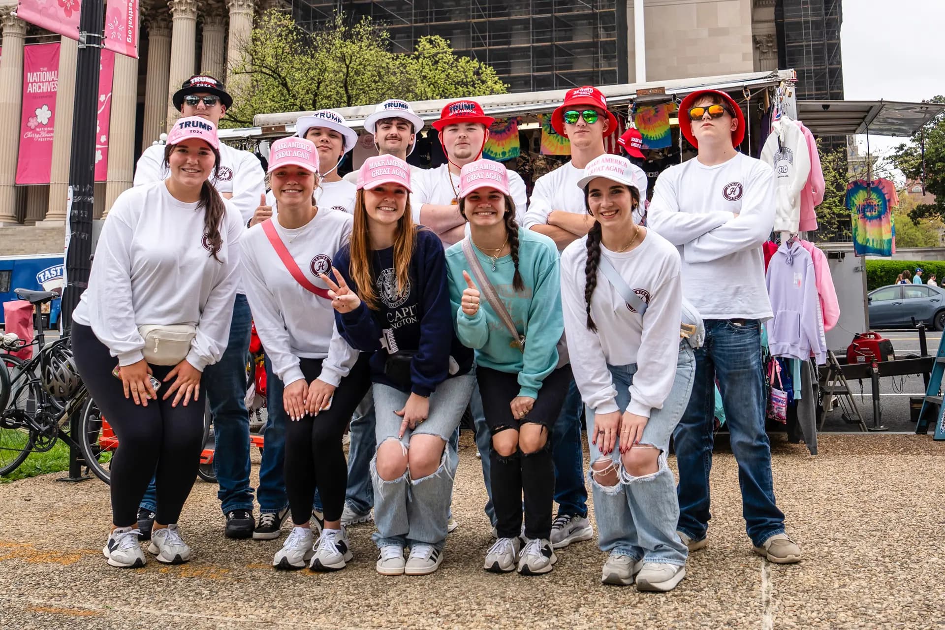 Un grupo de estudiantes de secundaria que apoyan al presidente Donald Trump visitan Washington el 5 de abril de 2025. (Madalina Vasiliu/The Epoch Times).