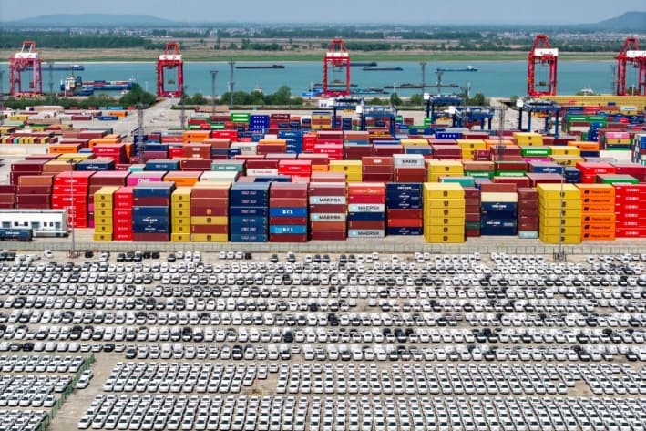 Coches fabricados en China, entre ellos Volvo y otras marcas, en el puerto de Nanjing, China, el 16 de abril de 2025. (AFP vía Getty Images)