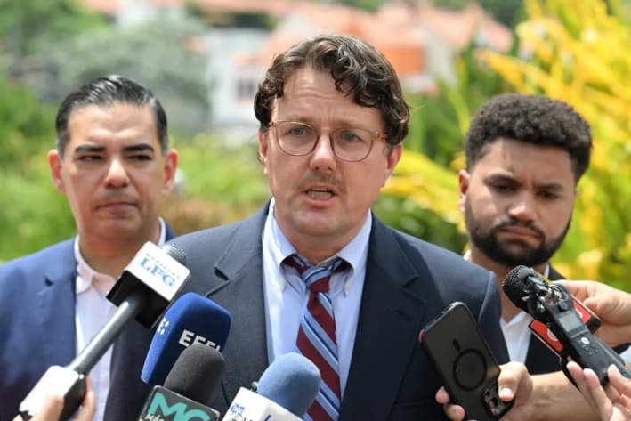Chris Newman, abogado de la familia Abrego García, habla durante una rueda de prensa sobre la liberación del salvadoreño Kilmar Abrego García en San Salvador, El Salvador, el 21 de abril de 2025. (Marvin Recinos/AFP a través de Getty Images)
