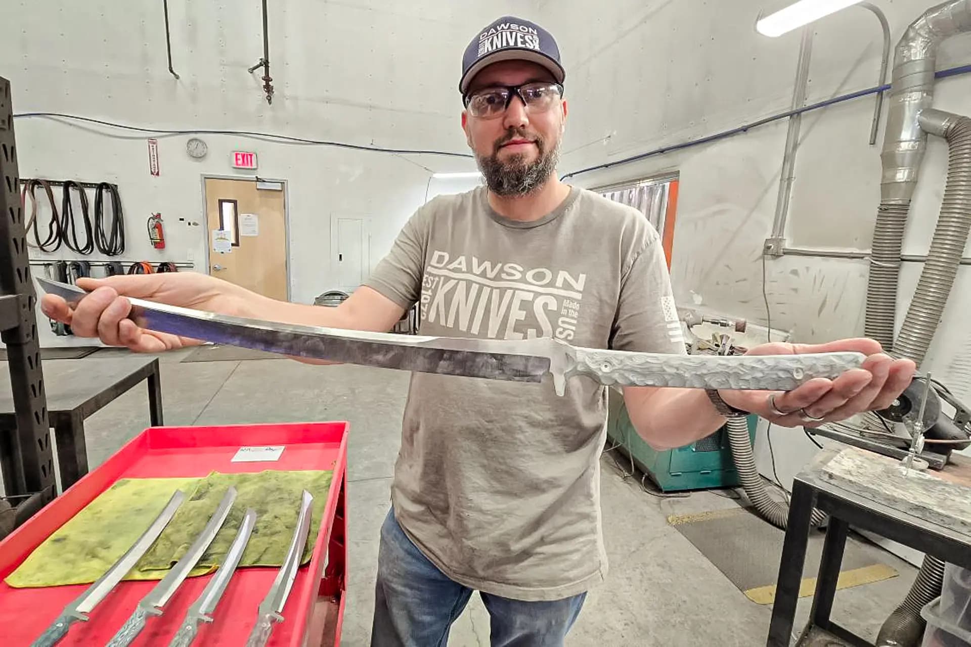 John Roy sostiene una katana japonesa en Prescott, Arizona, el 14 de abril de 2025. (Allan Stein/The Epoch Times)