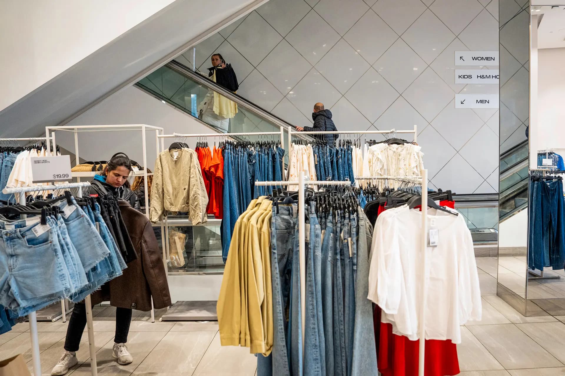Personas comprando en una tienda minorista en la ciudad de Nueva York el 21 de marzo de 2025. (Samira Bouaou/The Epoch Times)