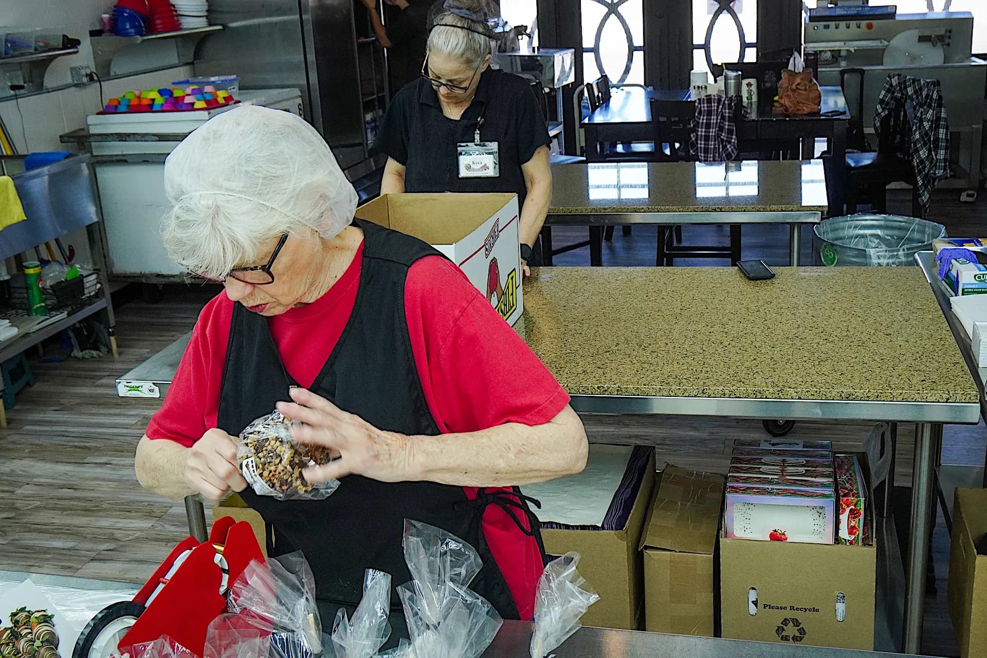 Un empleado envuelve dulces en la San Francisco Chocolate Factory de Phoenix el 10 de abril de 2025. La empresa cuenta actualmente con cuatro empleados a tiempo completo que producen chocolates gourmet, fudge y dulces para eventos especiales y clientes ocasionales. (Allan Stein/The Epoch Times)