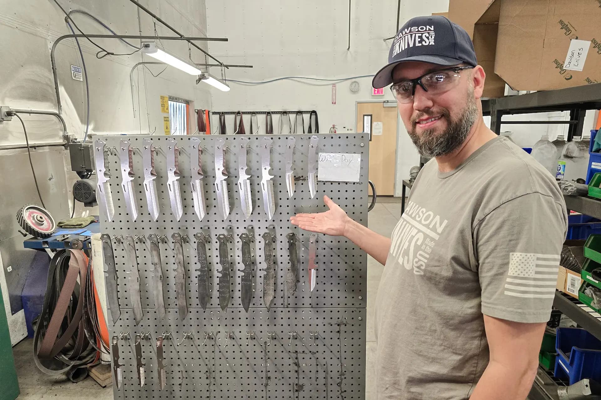 John Roy, director ejecutivo de Dawson Knives, muestra parte del complejo proceso de fabricación de cuchillos, en Prescott, Arizona, el 14 de abril de 2025. (Allan Stein/The Epoch Times)