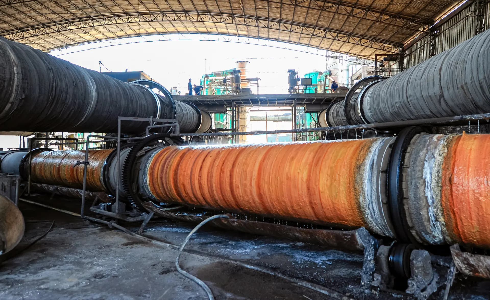 Las tierras raras se enfrían bajo el agua que gotea en tuberías de acero en una planta de procesamiento privada cerca de Baotou, Mongolia Interior, el 21 de abril de 2011. La instalación es una de las decenas que operan en la zona, donde los agricultores cercanos afirman que los residuos tóxicos de la producción de tierras raras y carbón destruyen sus medios de vida. Los agricultores que viven cerca de la presa de residuos, un terreno de seis millas cuadradas de residuos tóxicos, denuncian graves problemas de salud, mientras que las pruebas muestran niveles elevados de contaminantes radiactivos en el suelo y el agua. (Frederic J. Brown/AFP a través de Getty Images)