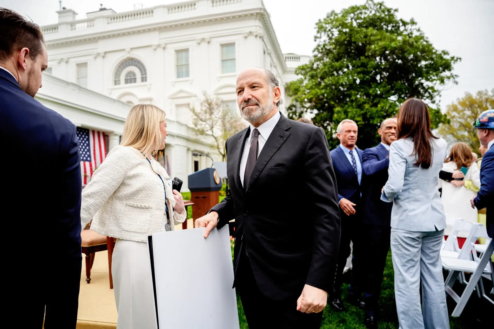 El secretario de Comercio, Howard Lutnick, se marcha después de que el presidente Donald Trump firmara órdenes ejecutivas que imponen aranceles a los productos importados durante un acto celebrado en el Jardín de las Rosas de la Casa Blanca el 2 de abril de 2025. Trump anunció nuevos aranceles generalizados a las importaciones de países como China, Japón y la India. (Andrew Harnik/Getty Images)