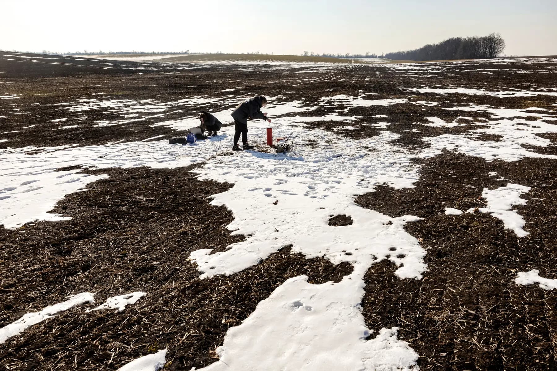 Las expertas medioambientales Yuliia Zazerina y Alina Tatarchuk, de CDM Engineering Ukraine, comprueban los niveles de agua subterránea en el yacimiento de litio de Polokhivske, que será explotado por Ukrlithium Mining, en Kirovograd (Ucrania), el 27 de febrero de 2025. (Thomas Peter/Foto de archivo/Reuters).