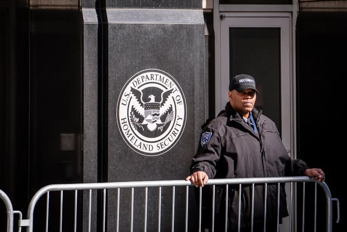 Un edificio de oficinas del Departamento de Seguridad Nacional, en Washington, el 25 de marzo de 2024. (Madalina Vasiliu/The Epoch Times)