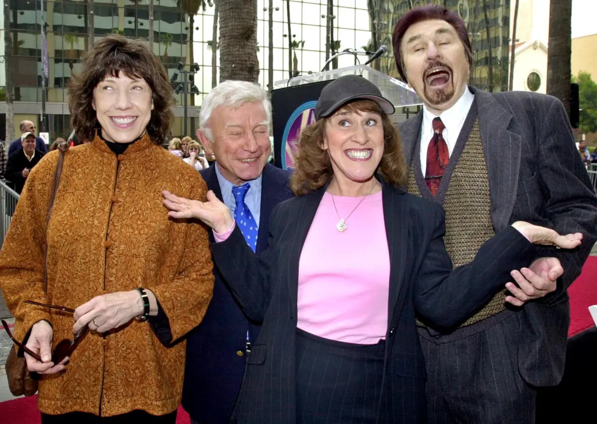 El elenco de "Rowan & Martin's Laugh-In", de izquierda a derecha: Lily Tomlin, Henry Gibson, Ruth Buzzi y Gary Owens, el 2 de abril de 2002, en el barrio de Hollywood de Los Ángeles. (Nick Ut/AP Photo)