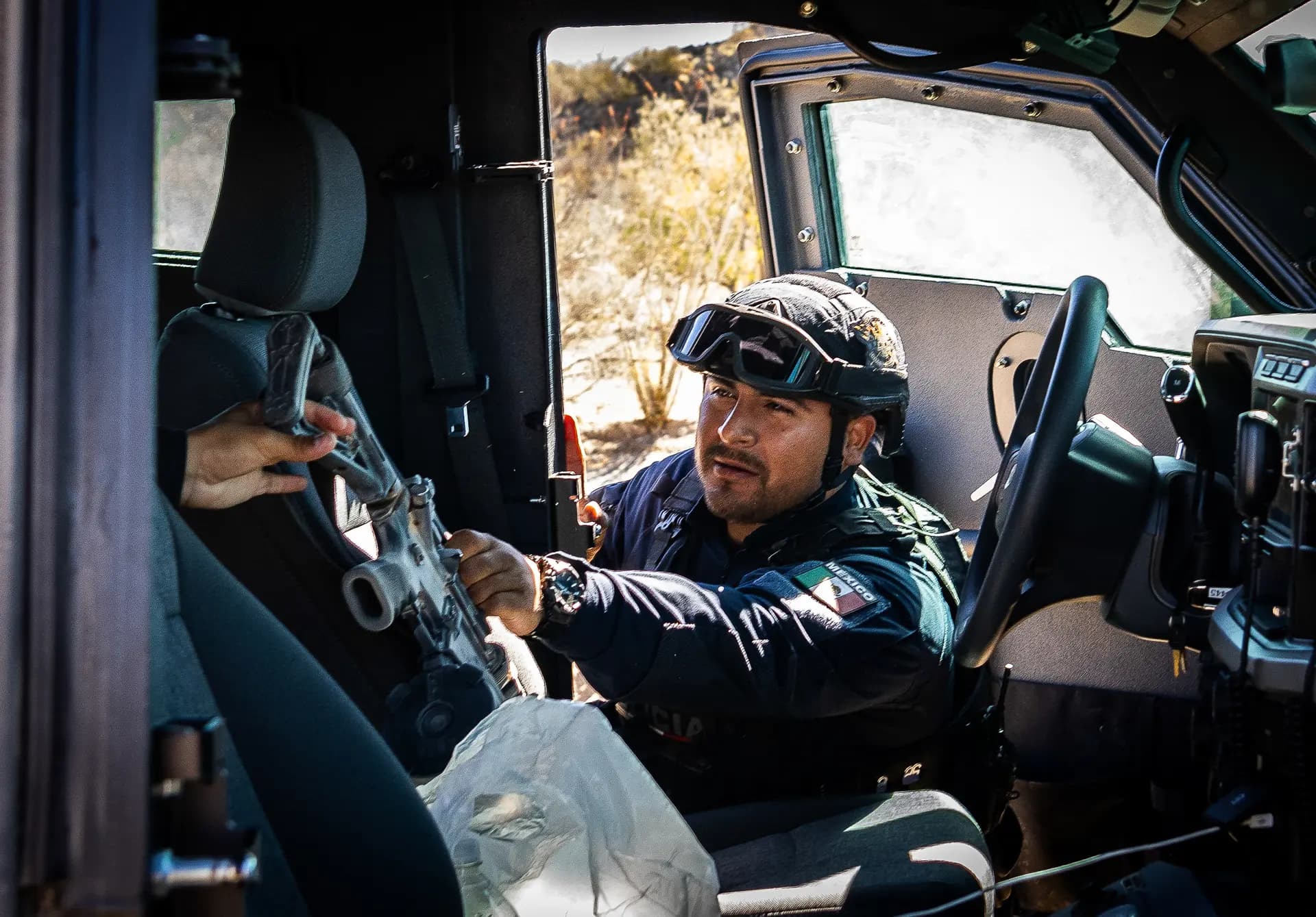 Agentes de policía realizan un operativo en el desierto de Sonora, México, el 15 de abril de 2025. Sonora se ha convertido en un foco de enfrentamientos armados en la violenta guerra contra el narcotráfico debido a su proximidad a la frontera entre Estados Unidos y México, según informaron funcionarios de la policía estatal de Sonora. (John Fredricks/The Epoch Times)
