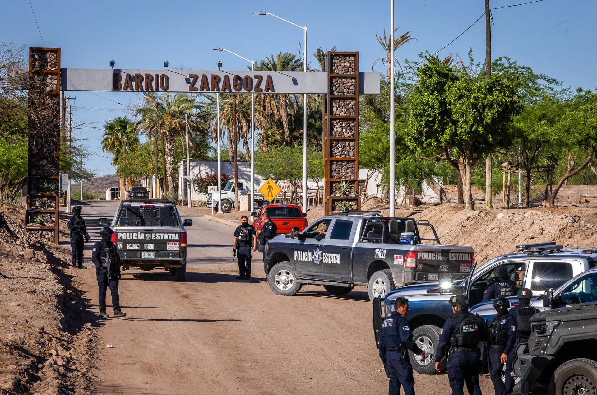Agentes de policía realizan un operativo en el desierto de Sonora, México, el 15 de abril de 2025. En los últimos años, los cárteles han pasado del tráfico de marihuana y cocaína al de fentanilo. Alrededor de 2019, México superó a China como la principal fuente de fentanilo ilegal que entra a Estados Unidos. (John Fredricks/The Epoch Times)