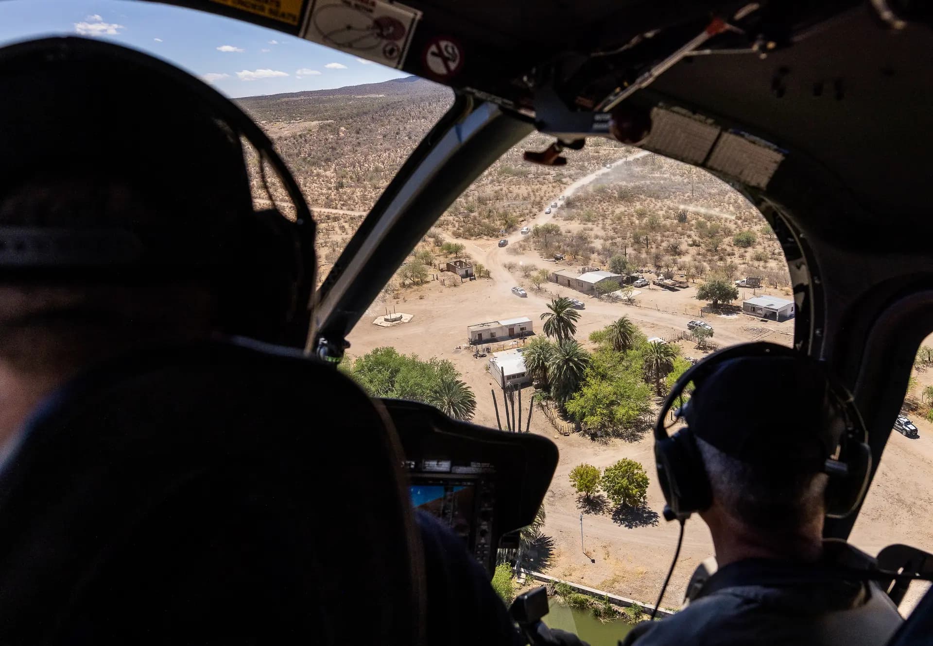 Agentes de policía realizan un operativo en el desierto de Sonora, México, el 15 de abril de 2025. (John Fredricks/The Epoch Times)