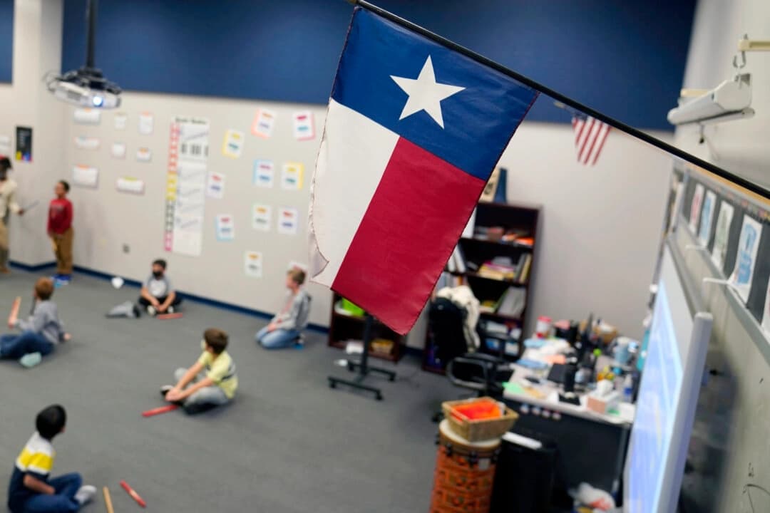 El gobernador Abbott promulga la ley de opción escolar de mil millones de dólares de Texas