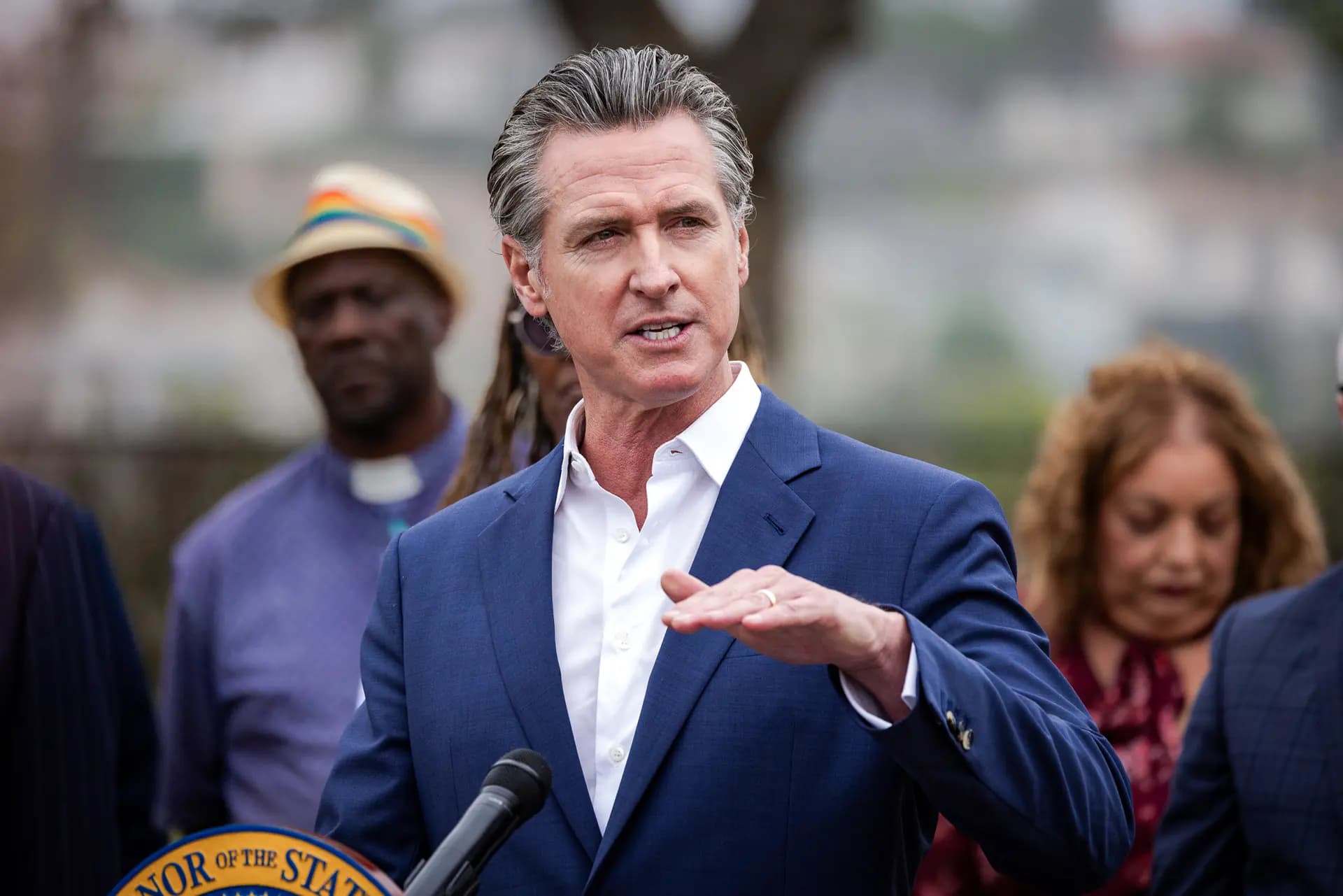 El gobernador de California, Gavin Newsom, habla en Los Ángeles el 25 de septiembre de 2024. En 2020, Newsom firmó una orden ejecutiva en la que ordenaba a la CARB crear estrategias para la transición a vehículos y equipos todoterreno con cero emisiones para 2035. (John Fredricks/The Epoch Times)