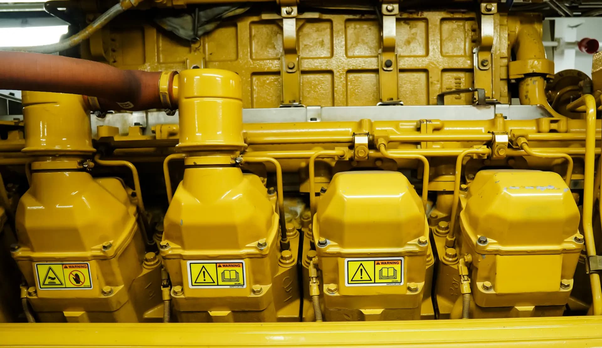 Parte de un motor de 12 cilindros que propulsa el remolcador Fishing Creek, el 8 de abril de 2025. (Allan Stein/The Epoch Times)