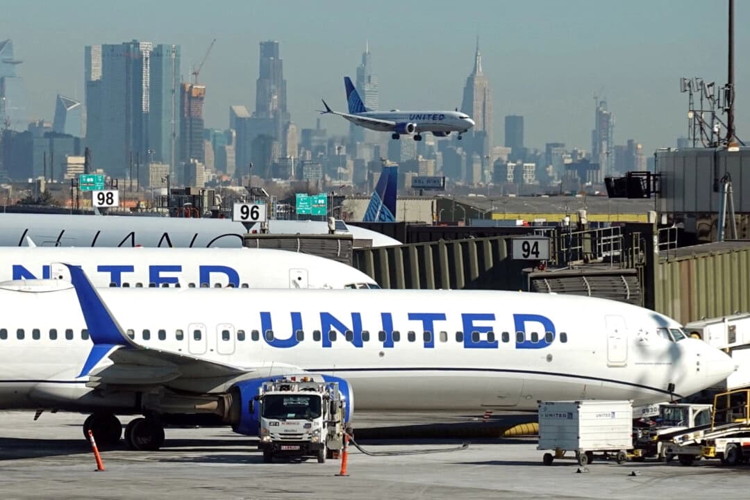 


Aviones de United Airlines aterrizan y se preparan para despegar en el Aeropuerto Internacional Newark Liberty, en Newark, Nueva Jersey, el 27 de enero de 2025. (Fabrizio Bensch/Reuters).