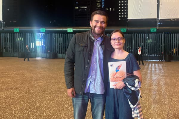 Mariano Alonso Espinosa y su esposa, Daniela Jaramillo Rivera, una pareja de anestesiólogos disfrutaron de la última función de Shen Yun en el Auditorio Nacional de la Ciudad de México, la noche del 4 de mayo de 2025. (Fang Yuan/The Epoch Times)
