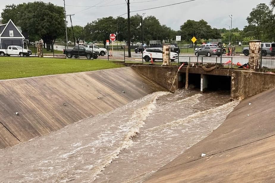 Equipos de rescate recuperan cuerpo de una niña de 10 años arrastrada por las inundaciones en Texas