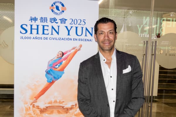 El propietario de empresa, Rafael González, y su esposa Alejandra Gutiérrez vieron la actuación de Shen Yun en el Conjunto Santander de Artes Escénicas, en la Universidad de Guadalajara, México. (Yang Jie/The Epoch Times)