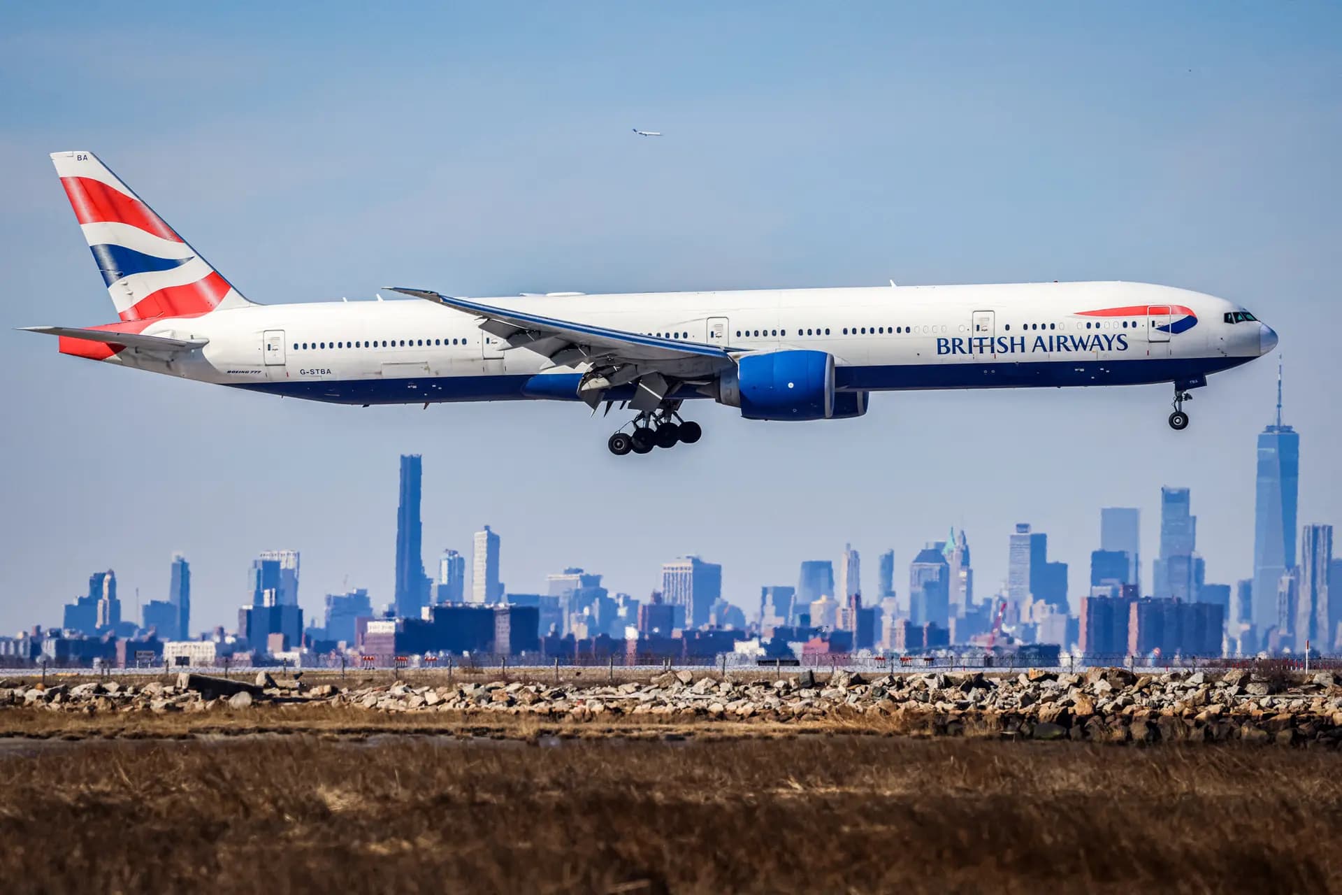 Un avión de pasajeros Boeing 777 de British Airways llega desde Londres al Aeropuerto Internacional JFK de Nueva York el 7 de febrero de 2024. A cambio de exportar piezas de aviones a Estados Unidos sin aranceles, el Reino Unido ha acordado comprar aviones Boeing por valor de 10,000 millones de dólares. (Charly Triballeau/AFP a través de Getty Images)