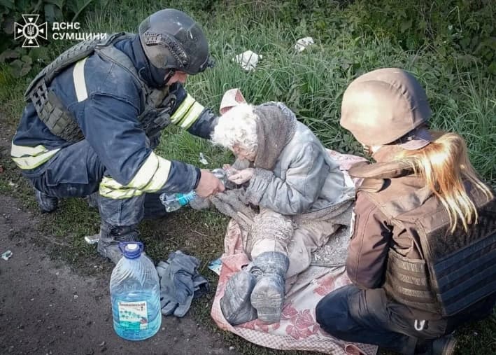 Un socorrista ayuda a una mujer herida a evacuar un edificio que, según se afirma, fue dañado por un ataque ruso en la región de Sumy, Ucrania, el 8 de mayo de 2025. (Servicio de Emergencias de Ucrania a través de AP)