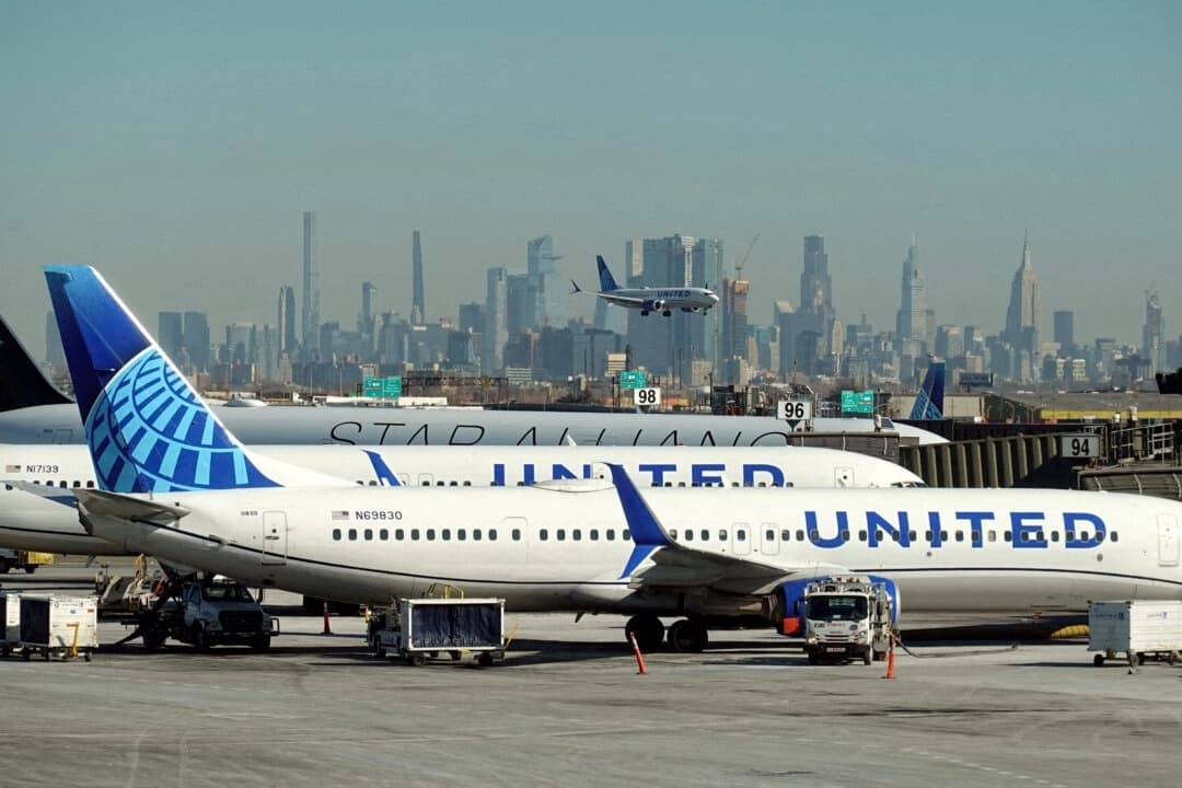 Aviones de United Airlines aterrizan y se preparan para despegar en el Aeropuerto Internacional Newark Liberty, en Newark, Nueva Jersey, el 27 de enero de 2025. (Fabrizio Bensch/Reuters)
