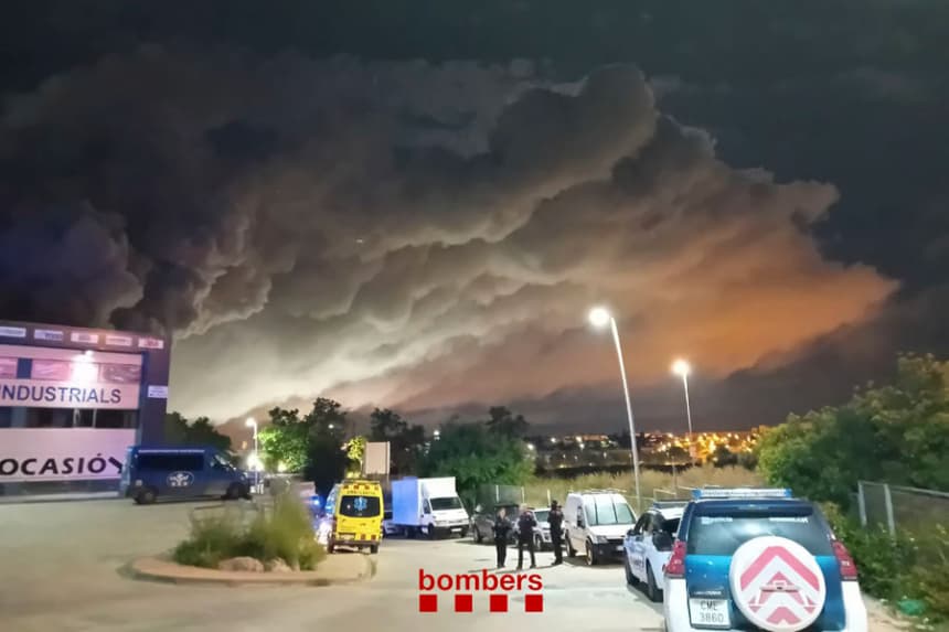 Nube tóxica por incendio obliga a confinar a miles en España