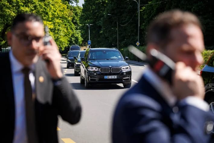 Una comitiva que transporta al secretario del Tesoro de EE. UU. llega a la residencia del embajador permanente de Suiza ante las Naciones Unidas durante las conversaciones entre altos funcionarios estadounidenses y chinos sobre aranceles, en Ginebra, el 11 de mayo de 2025. (Valentin Flauraud/AFP a través de Getty Images)