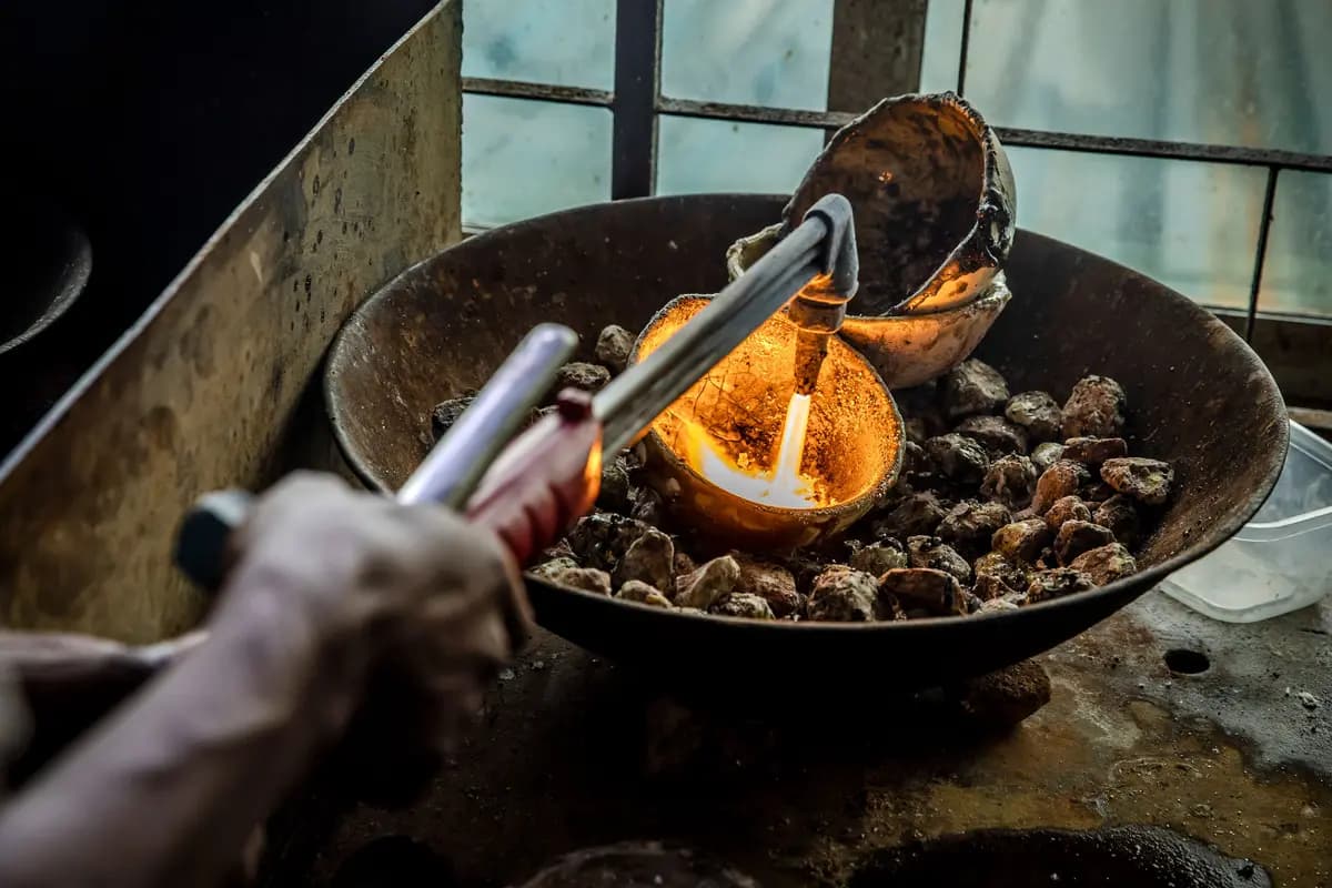Un hombre funde fragmentos de oro puro procedentes de diferentes minas de la región, en un mercado de oro en Geita, Tanzania, el 28 de mayo de 2022. (Luis Tato/AFP a través de Getty Images)