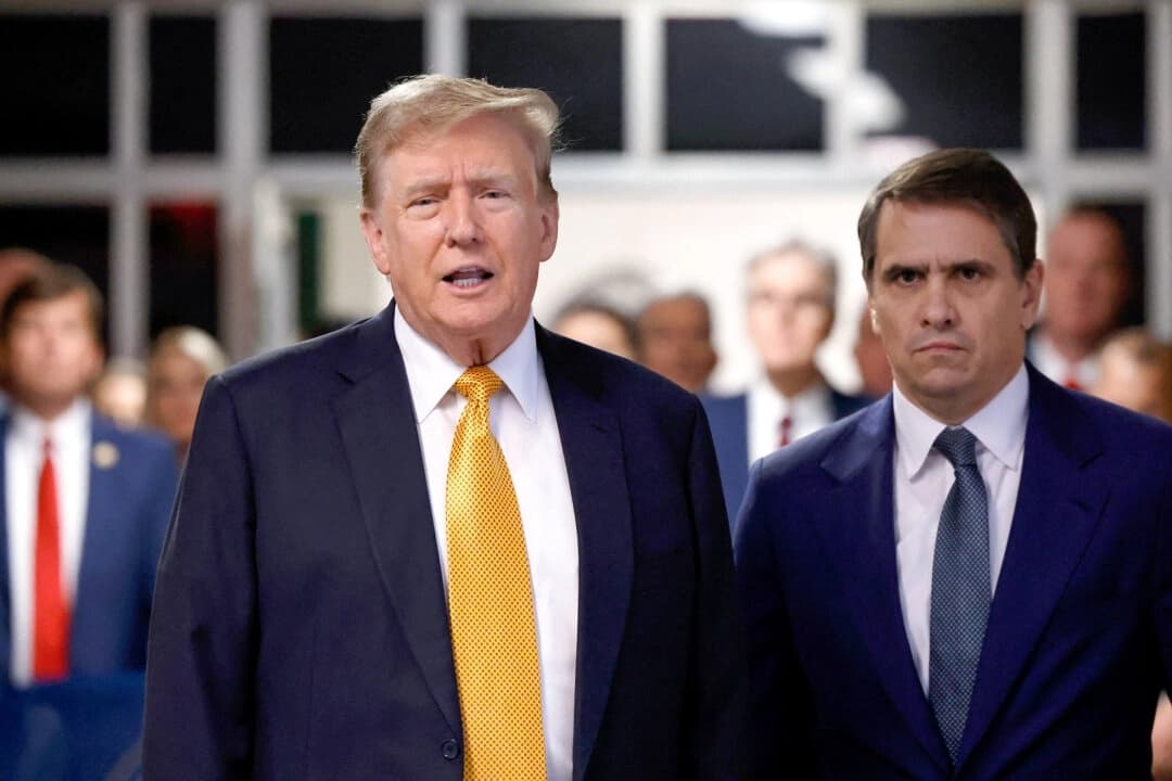 El candidato presidencial republicano Donald Trump, junto a su abogado Todd Blanche (derecha), habla con la prensa durante su juicio penal en el Tribunal Penal de Manhattan, en la ciudad de Nueva York, el 21 de mayo de 2024. (Michael M. Santiago/Pool/AFP a través de Getty Images)

