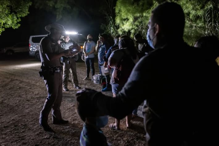 Inmigrantes ilegales de Venezuela se entregan a la policía estatal de Texas tras cruzar la frontera desde México hacia Del Río, Texas, el 18 de mayo de 2021. (John Moore/Getty Images)
