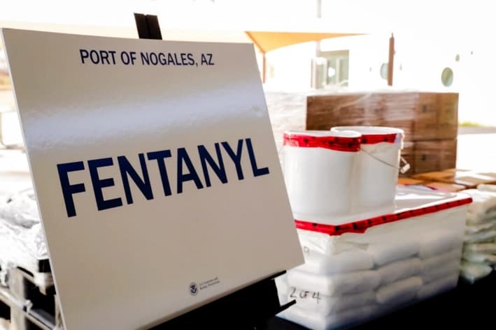 Paquetes de fentanilo y metanfetamina incautados de un camión que cruzaba a Arizona desde México se exhiben durante una conferencia de prensa en el Puerto de Nogales, Arizona, el 31 de enero de 2019. (Aduanas y Protección Fronteriza de EE. UU./Reuters)