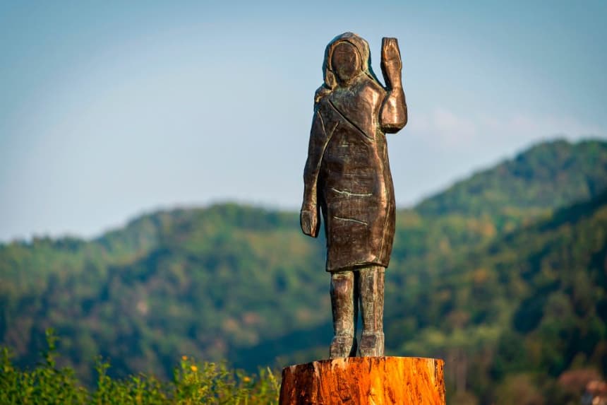 Roban en Eslovenia una estatua de bronce en tamaño real de Melania Trump