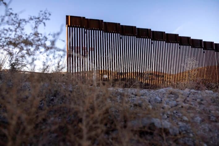 Juez desestima cargos contra inmigrantes ilegales acusados de cruzar zona militar